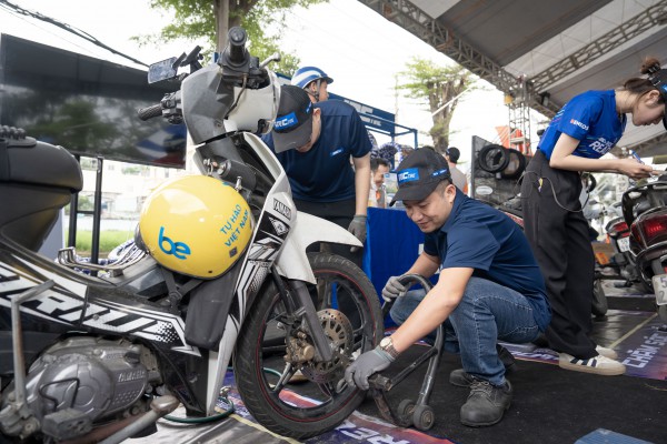 Hơn 1.200 xe máy của công nhân được kiểm tra, bảo dưỡng miễn phí