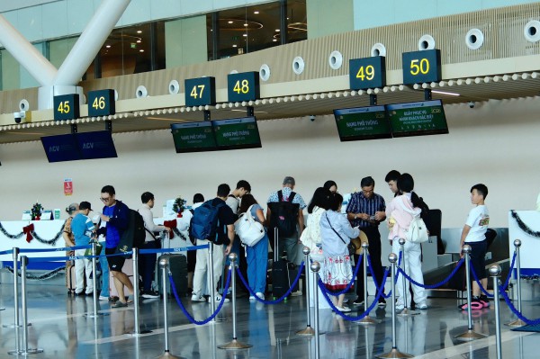 Khách chơi tết đổ về ồ ạt, sân bay Tân Sơn Nhất lập kỷ lục đầu năm