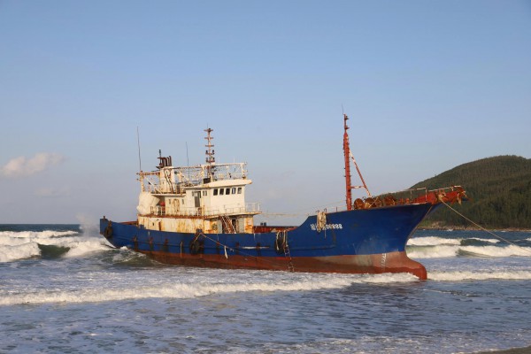 Kiểm tra tàu cá nước ngoài mắc cạn ở Quảng Ngãi: Không phát hiện ngư cụ Kiểm tra tàu cá nước ngoài mắc cạn ở Quảng Ngãi: Không phát hiện ngư cụ