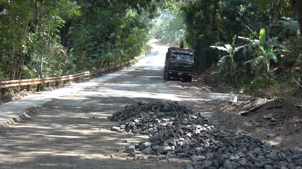 Lắp barie kiểm soát người ra vào rừng ở núi Bà Đen