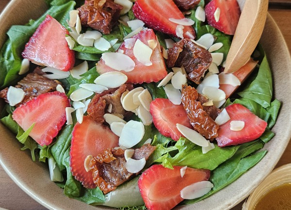 Người lớn tuổi ăn ít dần: Bác sĩ gợi ý chế độ ăn giúp lão hóa khỏe mạnh