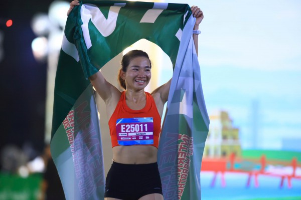 Nguyễn Thị Oanh và Hoàng Nguyên Thanh vô địch giải bán marathon, cùng 7.000 runner chào năm mới tại Hà Nội Nguyễn Thị Oanh và Hoàng Nguyên Thanh vô địch giải bán marathon, cùng 7.000 runner chào năm mới tại Hà Nội