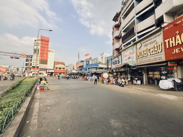 Nhiều tuyến phố TP.HCM thông thoáng trở lại Nhiều tuyến phố TP.HCM thông thoáng trở lại