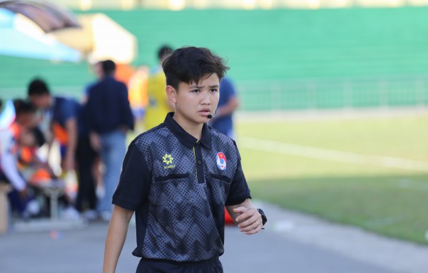 Nữ trọng tài duy nhất tại SVĐ Quân khu 5: Tập trung theo sát từng pha bóng Nữ trọng tài duy nhất tại SVĐ Quân khu 5: Tập trung theo sát từng pha bóng