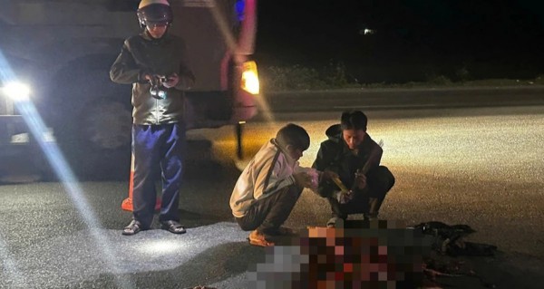 Phát hiện thi thể nam giới không nguyên vẹn trên QL1, nghi liên quan đến xe chở quặng