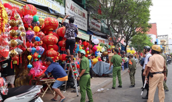 Phường, xã ở TP.HCM cam kết 'làm sạch' vỉa hè