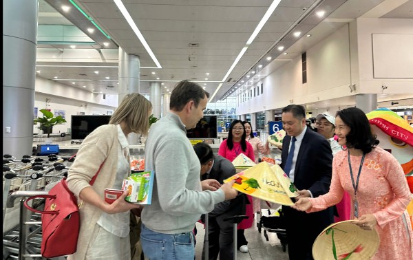 Rộn ràng đón đoàn khách quốc tế đầu tiên 'xông đất' TP.HCM năm 2026