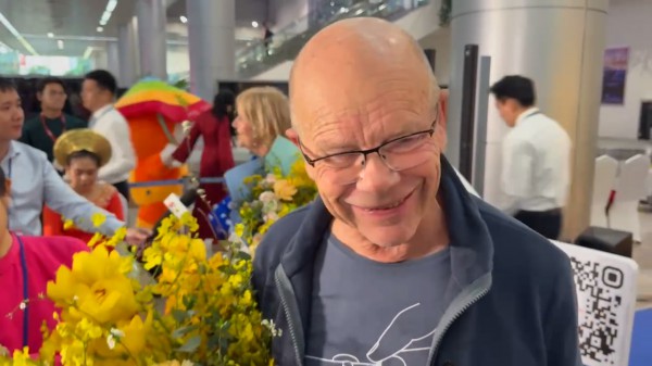 Rộn ràng đón đoàn khách quốc tế đầu tiên 'xông đất' TP.HCM năm 2026