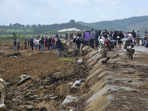 Sập bờ kè bê tông ở Đắk Lắk khiến 4 người tử vong thương tâm