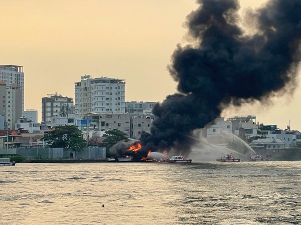 TP.HCM: Cháy du thuyền nhà hàng trên sông Sài Gòn
