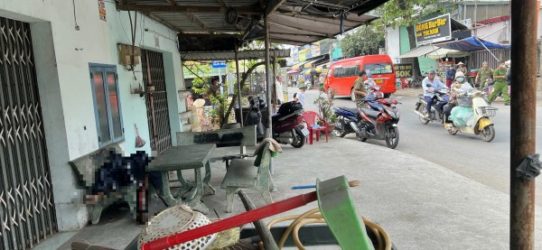 TP.HCM: Mở cửa nhà, tá hỏa phát hiện người lạ tử vong trên ghế đá