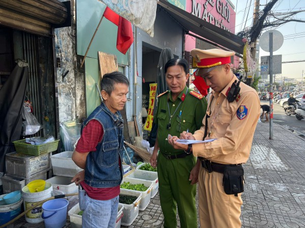 TP.HCM: Xử lý kiên quyết vi phạm vỉa hè, lòng đường ở nhiều tuyến phố