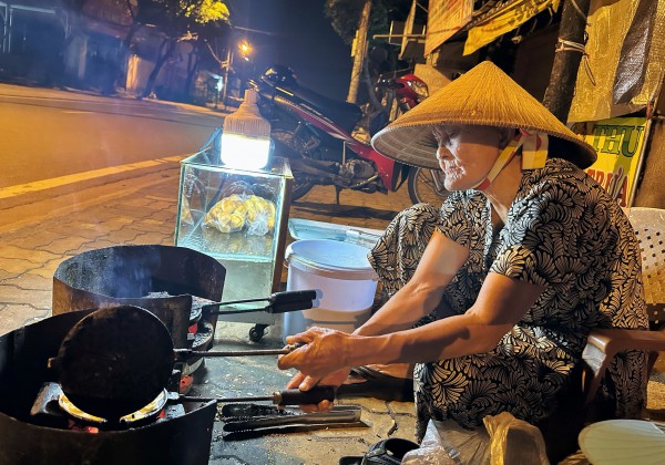 TP.HCM có hàng quán kỳ lạ: Cụ bà U.90 bán bánh kẹp lúc 0 giờ...