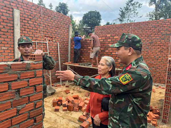 Tái thiết vùng rốn lũ: Xây nhà cho dân giữa đại ngàn Trường Sơn Tái thiết vùng rốn lũ: Xây nhà cho dân giữa đại ngàn Trường Sơn