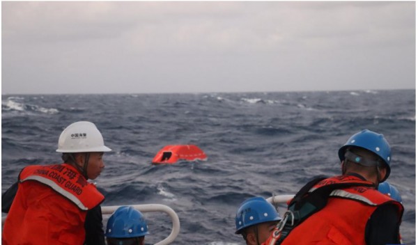 Tàu chở 21 người bị lật úp ở Biển Đông, Trung Quốc và Philippines ứng cứu
