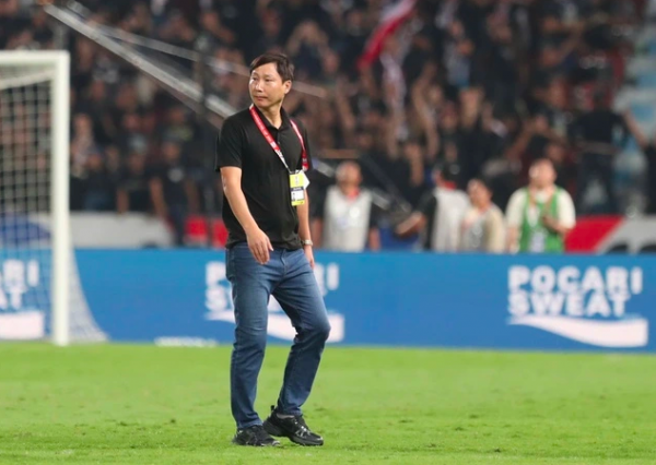 Thầy Kim tiết lộ thú vị về quả táo của Đình Bắc, chiếc áo may mắn và muốn thắng U.23 Kyrgyzstan Thầy Kim tiết lộ thú vị về quả táo của Đình Bắc, chiếc áo may mắn và muốn thắng U.23 Kyrgyzstan