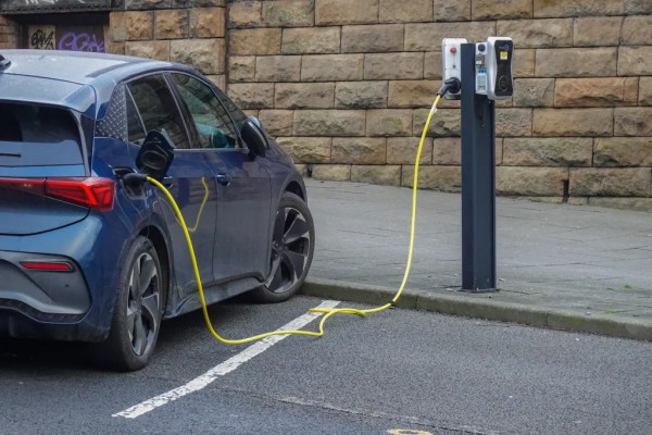 Thí điểm đỗ xe điện miễn phí trong thành phố, quy định mới gây tranh cãi