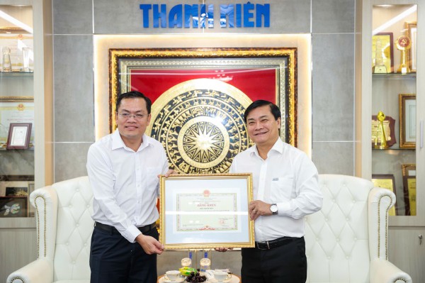 Tỉnh Cà Mau tặng bằng khen Báo Thanh Niên