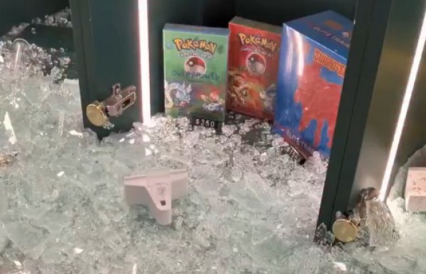 Trộm cửa hàng thẻ bài Pokemon tại Mỹ, số hàng bị cướp hơn 2 tỉ đồng Trộm cửa hàng thẻ bài Pokemon tại Mỹ, số hàng bị cướp hơn 2 tỉ đồng