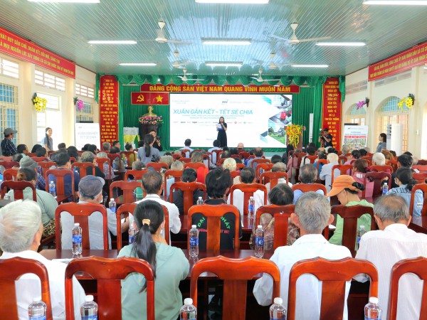 Xã Củ Chi tổ chức trao quà tết cho các hộ dân khó khăn