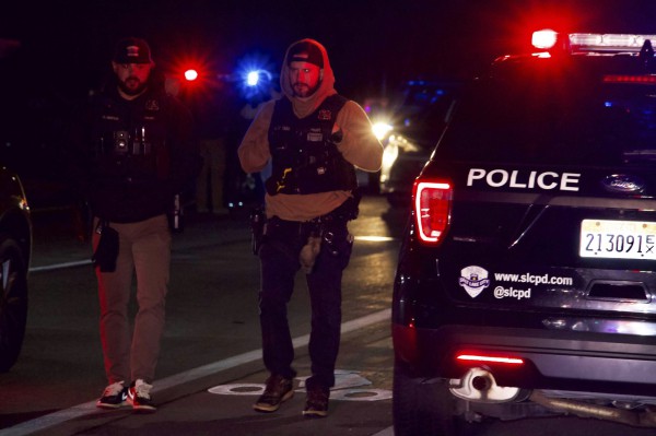 Xả súng hàng loạt bên ngoài đám tang tại nhà thờ ở Mỹ