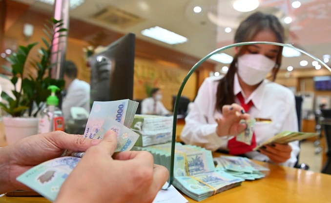 Tăng lãi suất, các ngân hàng hút tiền gửi - Ảnh 1.