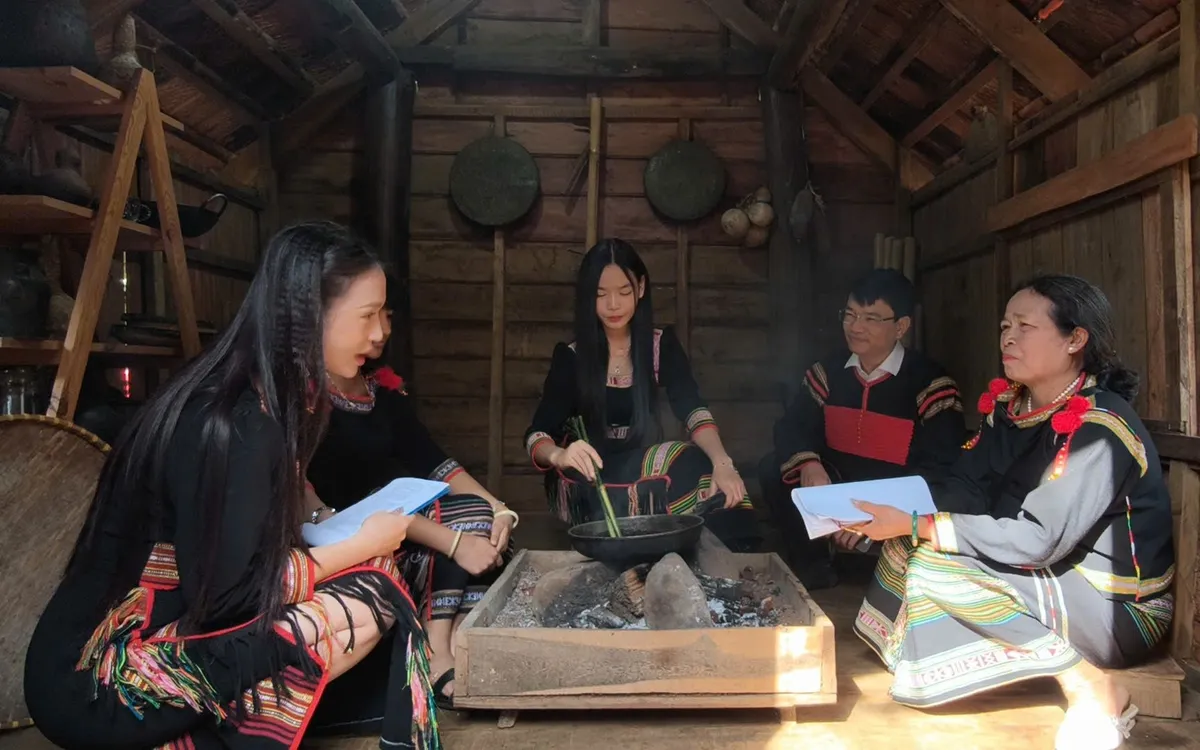 Du khách rang cà phê truyền thống của người đồng bào Ê Đê. 