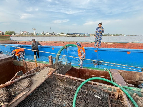 Bắt 4 tàu sắt chở gần 800 mét khối cát từ hướng biển đi vào sông Cửa Đại Bắt 4 tàu sắt chở gần 800 mét khối cát từ hướng biển đi vào sông Cửa Đại