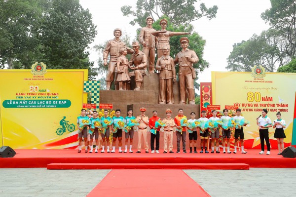 Hồi sinh đội xe đạp Công an TP.HCM, vẽ lại bản đồ xe đạp Việt Nam Hồi sinh đội xe đạp Công an TP.HCM, vẽ lại bản đồ xe đạp Việt Nam