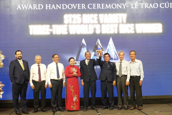 Vì sao sau 3 tháng đoạt giải, gạo ST25 mới nhận cúp 'Gạo ngon nhất thế giới'?