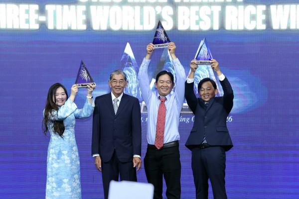 Vì sao sau 3 tháng đoạt giải, gạo ST25 mới nhận cúp 'Gạo ngon nhất thế giới'?