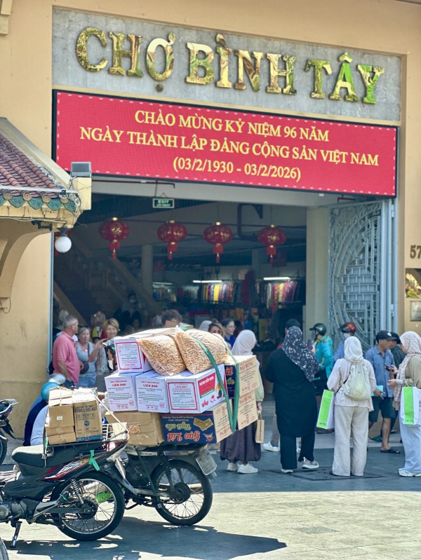 Chen chân ở chợ đầu mối lớn nhất Sài Gòn ngày cận tết