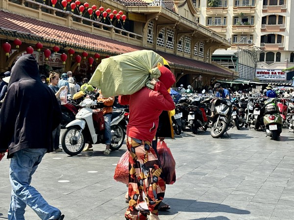 Chen chân ở chợ đầu mối lớn nhất Sài Gòn ngày cận tết