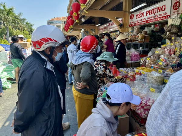 Chen chân ở chợ đầu mối lớn nhất Sài Gòn ngày cận tết