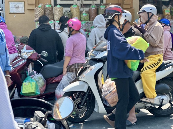 Chen chân ở chợ đầu mối lớn nhất Sài Gòn ngày cận tết