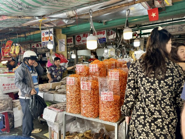 Chen chân ở chợ đầu mối lớn nhất Sài Gòn ngày cận tết