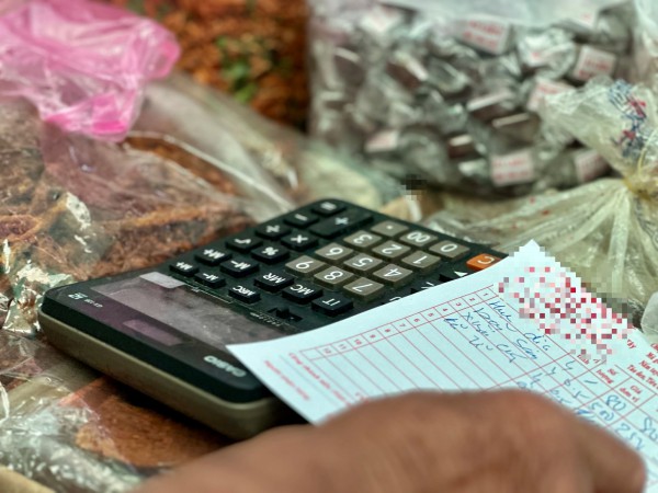 Chen chân ở chợ đầu mối lớn nhất Sài Gòn ngày cận tết