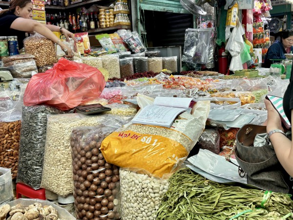 Chen chân ở chợ đầu mối lớn nhất Sài Gòn ngày cận tết