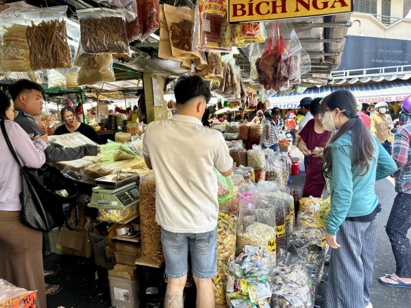 Chen chân ở chợ đầu mối lớn nhất Sài Gòn ngày cận tết