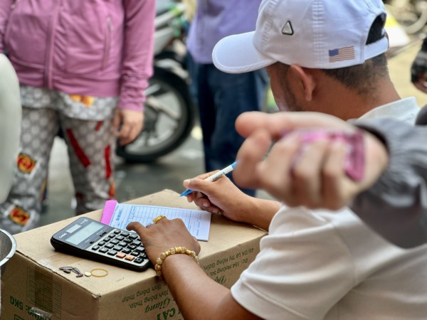 Chen chân ở chợ đầu mối lớn nhất Sài Gòn ngày cận tết