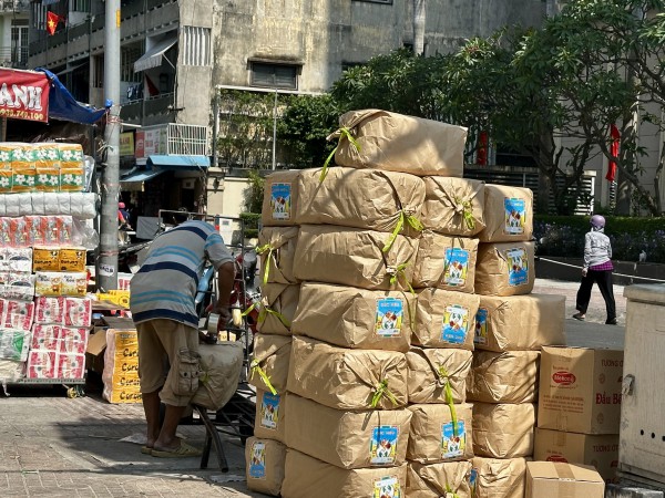 Chen chân ở chợ đầu mối lớn nhất Sài Gòn ngày cận tết