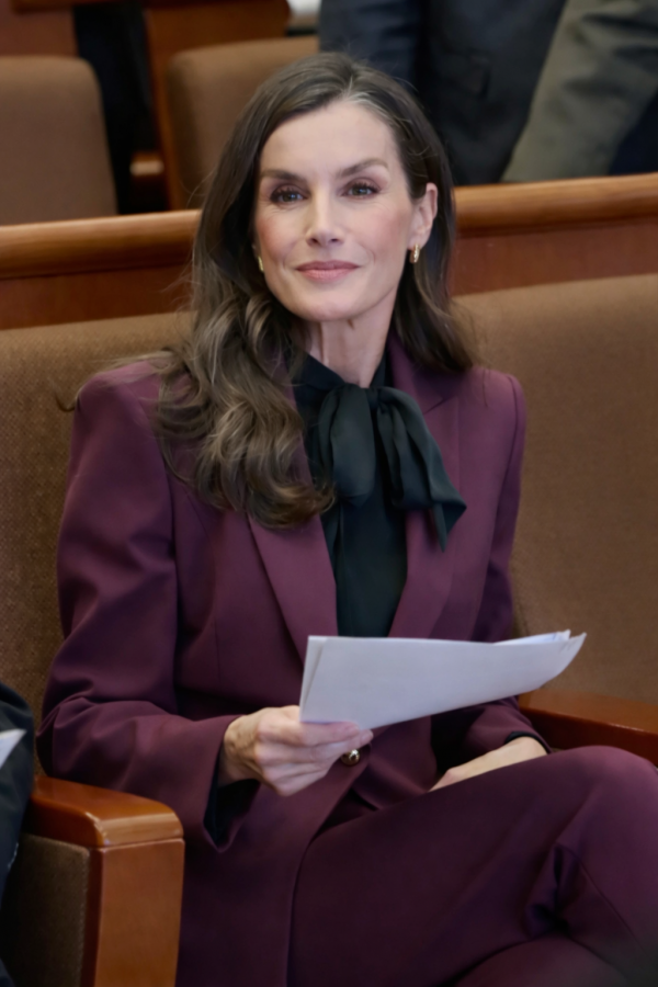 Hoàng hậu Letizia của Tây Ban Nha và dấu ấn thời trang với sắc rượu vang