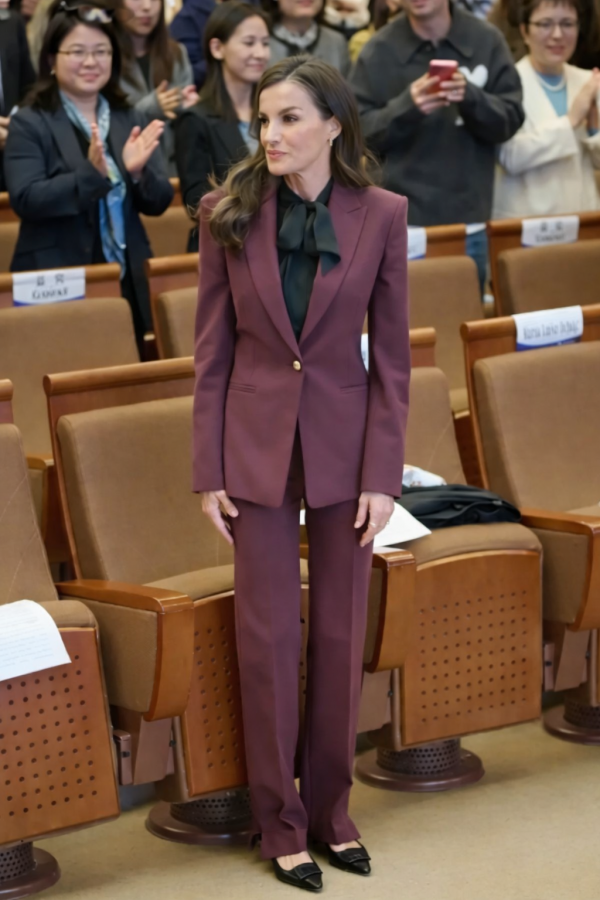 Hoàng hậu Letizia của Tây Ban Nha và dấu ấn thời trang với sắc rượu vang