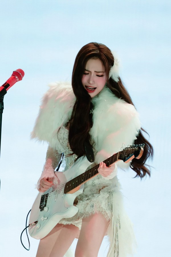 Hoà Minzy biến hoá phong cách từ hiện đại đến truyền thống trong fan concert 