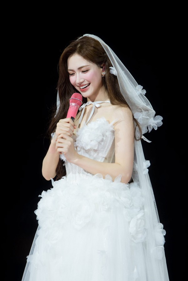 Hoà Minzy biến hoá phong cách từ hiện đại đến truyền thống trong fan concert 