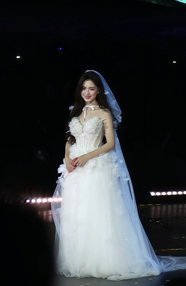 Hoà Minzy biến hoá phong cách từ hiện đại đến truyền thống trong fan concert 