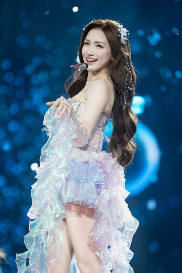 Hoà Minzy biến hoá phong cách từ hiện đại đến truyền thống trong fan concert 