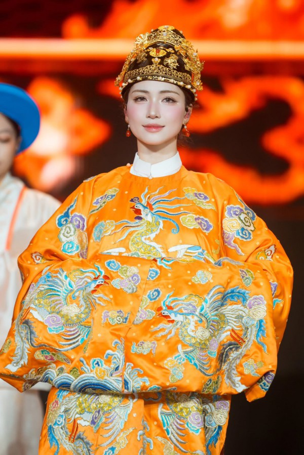 Hoà Minzy biến hoá phong cách từ hiện đại đến truyền thống trong fan concert 