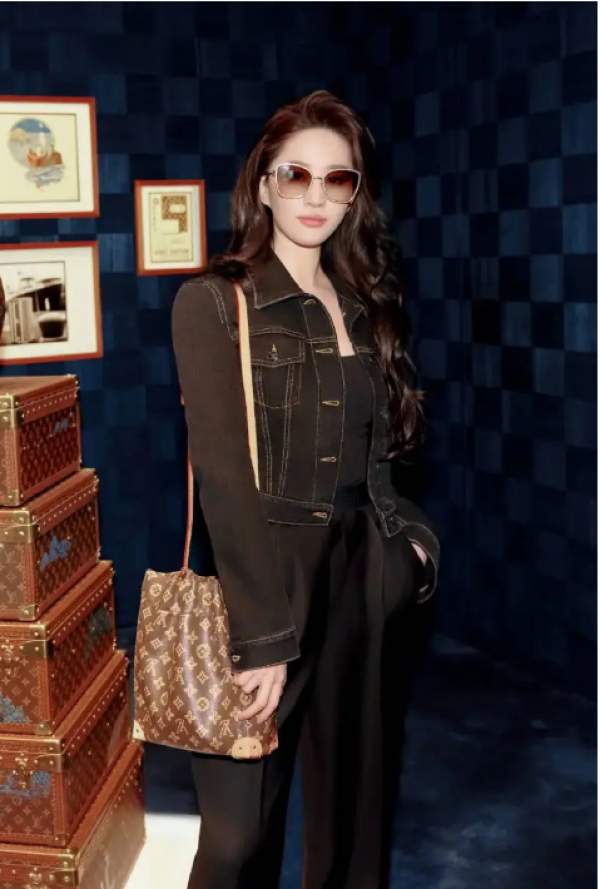 Lưu Diệc Phi gây chú ý với phong cách thời trang đời thường nhẹ nhàng, tinh tế Lưu Diệc Phi gây chú ý với phong cách thời trang đời thường nhẹ nhàng, tinh tế