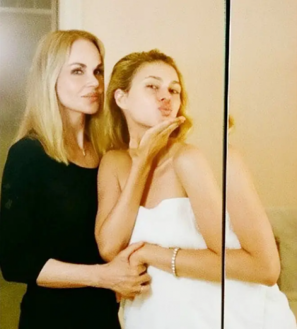 Phong cách thời trang của mẹ vợ Brooklyn Beckham: Thanh lịch, trẻ trung, chuẩn quý bà thượng lưu